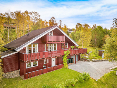 Pen og innholdsrik enebolig over tre plan - Flott utsikt og meget gode solforhold - Stor terrasse - Garasje