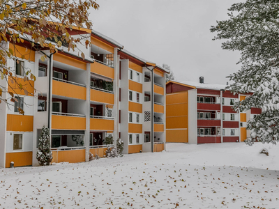 Pen, påkostet og romslig 4-roms med nytt bad, nyere kjøkken og balkong med gode solforhold.