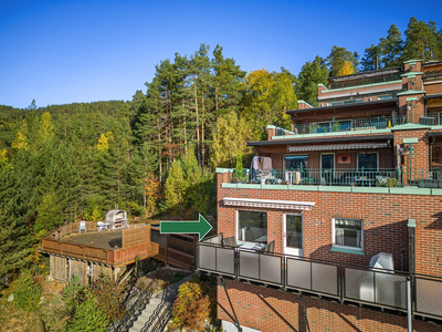 Pen terrasseleilighet med 2 etasjer og flott internbeliggenhet. Terrasse med vidstrakt utsikt. Egen inngang. Parkering.