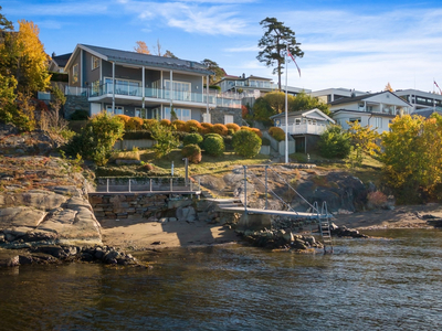 Praktfull, stor strand/helårsbolig/fritidseiendom - Flott sjøutsikt - Strandlinje - Brygge - Garasje/carport - Anneks