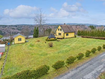 Praktisk familiebolig med stor solrik terrasse | Garasje og uthus | Grillhytte | Opparbeidet utsiktstomt på over 1,5 mål