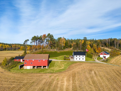 Realiser småbruksdrømmen! Idyllisk plass med flott tomannsbolig og herlige uteplasser. Stor låve og uthus med verksted.