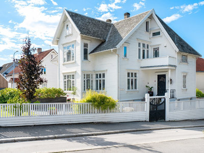 Ærverdig halvpart av tomannsbolig fra 1898 med 2. etasje og loft |To balkonger | Solrik hage | Sentral beliggenhet!