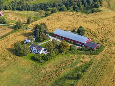 Småbruk på 6,2 mål med våningshus, kårbolig, stabbur og stor driftsbygning/låve - Landlig idyll, bare 2 km fra Sundet