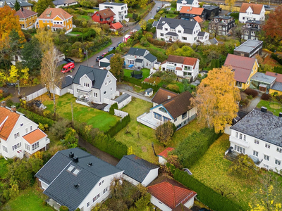 Smestad - Oppussingsobjekt med stort potensiale i svært attraktive og barnevennlige omgivelser. Tomt på 1192 m². Hybel.