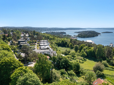 Solrik beliggende toppleilighet på 134 m² med trappefri adkomst, garasje, peis, 37 m² terrasse og flott utsikt