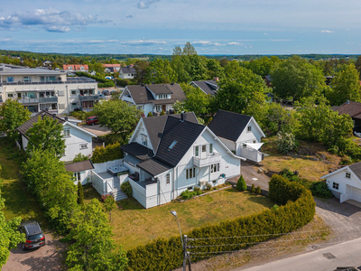 Solrik og stor familiebolig med utleieanneks i barnevennlig og populært område