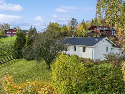 STAVSBERG/KÅRTORP. Enebolig over ett plan med kjeller. Garasje. Stor terrasse. Romslig tomt.