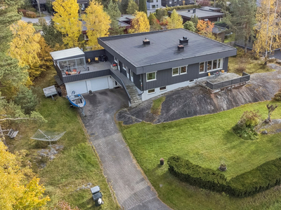 Stor enebolig med godkjent utleiedel| Stor solrik tomt | Barnevennlig og rolig innerst i blindvei|El.bil-lader.