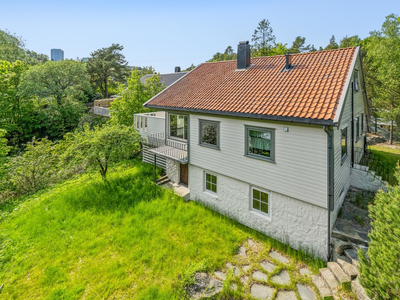 Stor innholdsrik enebolig med moderniserings behov, garasje, utsikt, stor solrik tomt sentralt beliggende i en blindvei!