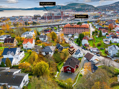 Stor og gjennomgående 4-roms selveier med romslig terrasse - Ildsted i stuen - Separat kjøkken - Sentralt, like ved tog.