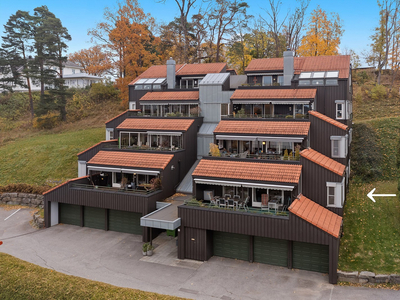 Stor og lys selveierleilighet med solrik terrasse, utsikt og garasjeplass.