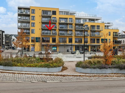 Strøken 3-roms leilighet m/overbygget veranda. Garasjeplass .Heisadkomst. Et svært lettvint og attraktivt sted å bo.