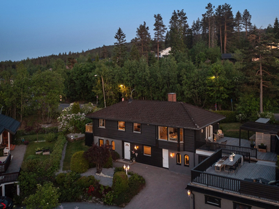 Tiltalende og innholdsrik enebolig med solrik terrasse, flott utsikt og dobbelgarasje| 5 soverom | Meget barnevennlig |