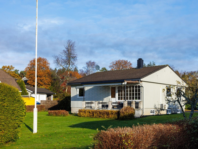 Trivelig og velholdt enebolig nær sjøen, med stor flott hage, og solrik veranda