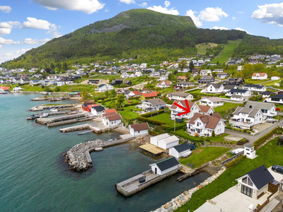 Unik eiendom med enebolig, naust, brygge og strandlinje