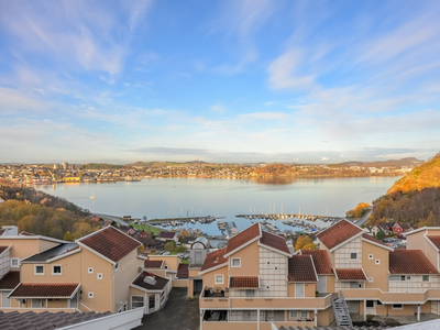 Velholdt og fin 3-roms med luftig planløsning, solrik balkong og nydelig fjordutsikt. Idyllisk område, nær skog og mark.