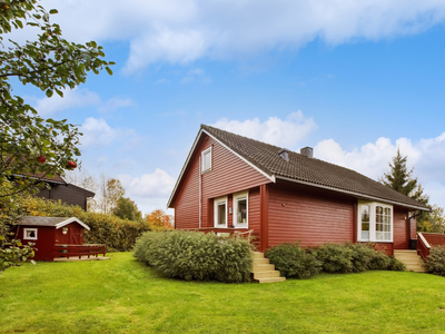 Velholdt og innholdsrik familiebolig. Pent opparbeidet og skjermet hage. Garasje m/carport og bod. Barnevennlig område.