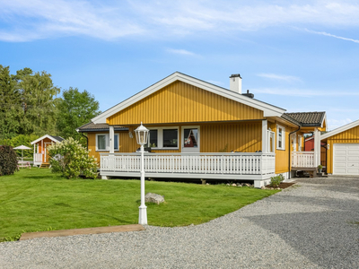 Velholdt, sjarmerende familiebolig med garasje | Flotte uteområder | Gangavstand til skoler, barnehager og sentrum