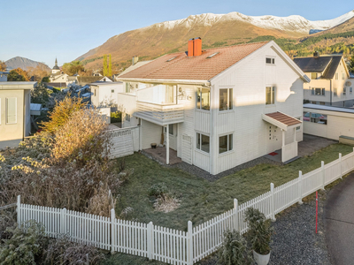 Vertikaldelt tomannsbolig med sentrumsnær beliggenhet | 3 soverom | Moderne standard | Carport m.m.