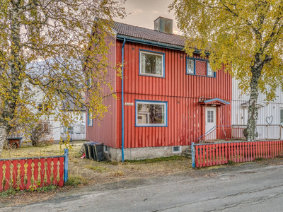 Vertikaldelt tomannsbolig på 162 m² (BRA). Familievennlig område. Renoveringsobjekt. VISNING TORSDAG 23. NOV V/PÅMELDING