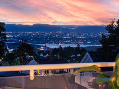 Vestvendt funkisbolig med panoramautsikt over fjorden og Oslo. Solrik takterasse. Hage. Barnevennlig i blindvei. Garasje