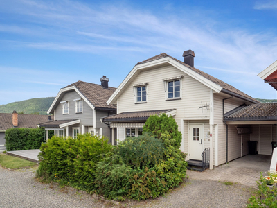 Vestvendt og solrik enebolig - 4 soverom - 2 Bad - Perfekt utleieobjekt - Nær sentrum - Egen hage og carport