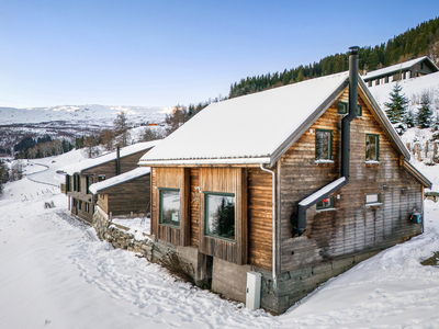 Eiendom med strålende beliggenhet, gode solforhold og nydelig utsikt over Myrkdalen.