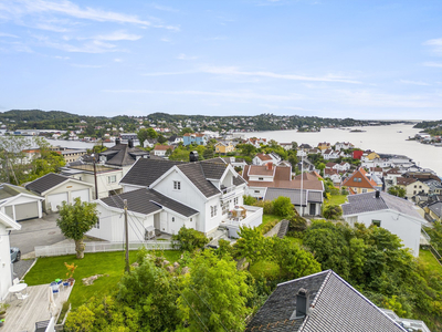 Enebolig med nydelig sentrumsnær beliggenhet på Feierheia - Nydelig utsikt utover byen og sjøen - Dobbel garasje