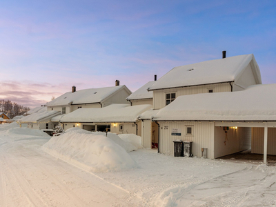 FLOTT ENEBOLIG MED BARNEVENNLIG BELIGGENHET | Strålende sol- og utsiktsforhold | Parkering i carport | Innflyttingsklar