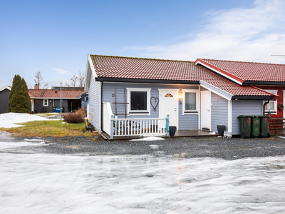 Halvpart av tomannsbolig oppført på ett plan. 2 soverom. Solrik terrasse. Nytt kjøkken. Sentral beliggenhet.