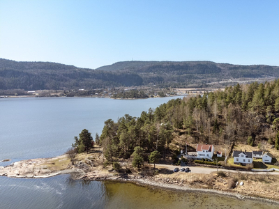 Idyllisk beliggende enebolig med fortryllende utsikt rett ved sjøen! Kort vei til strand og båthavn. Ingen boplikt.