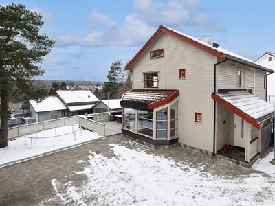 Innbydende familiebolig over 2 plan + loft - Solrik tomt m/ god boltreplass - 2 bad, vaskerom & kjølerom - Dobbelgarasje