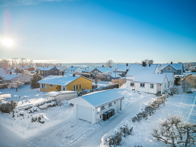 Innholdsrik enebolig med hagetomt i et populært boligstrøk nær Granly skole - Pent bad fra 2018 - 3 soverom - Garasje