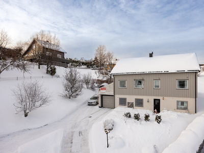 Innholdsrik enebolig med hybel, garasje og 5 soverom. Stor tomt med gode solforhold. Barnevennlig i blindvei.