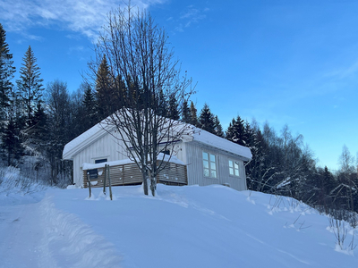 Landlig bolig med usjenert beliggenhet og fantastisk utsikt over Mjøsa. Stor eiet tomt på over 6,5 mål.