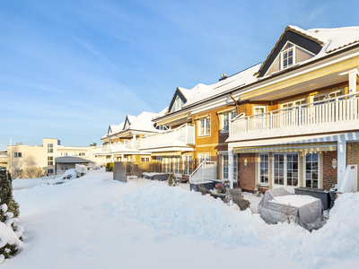 Lys og attraktiv 3-roms selveierleilighet med villafølelse - 2 garasjeplasser, el-billader, terrasse, heis, gasspeis