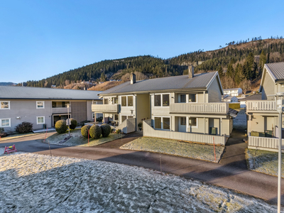 Lys og flott 3-roms selveierleilighet i 1.etg fra 2008 - Sørvendt terrasse - Parkering - Utvendig bod