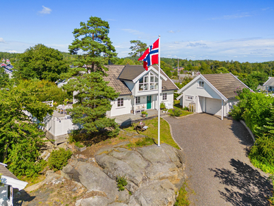 Lys og vakker enebolig med stor tomt! Garasje - Solrikt!! Flotte uteområder