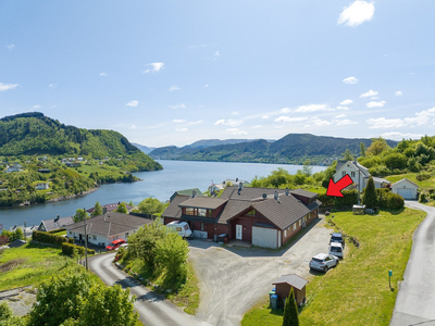 NY PRIS! Ypperlig leilighet med to etasjer, tre soverom, en koselig uteplass og gode solforhold. Kort vei til det meste.