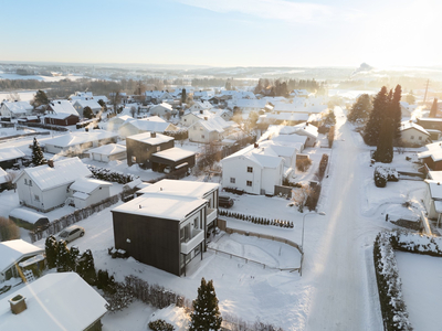 Nyere vertikaldelt tomannsbolig over 2 plan med god standard på Smeby.