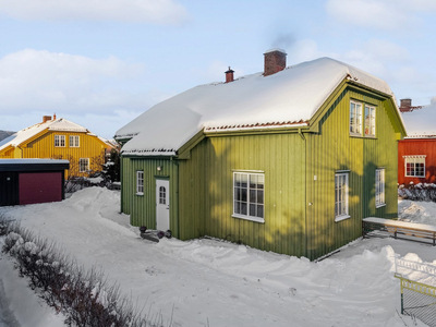 Sjarmerende halvpart av tomannsbolig i Grønnbyen | Sør- og vestvendt terrasse | Egen innkjørsel og garasje