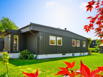 Solrik, tiltalende familiebolig på populære Billingstad. Flat velstelt tomt. Garasje. Nær skole, aktivitetspark, tog mm.