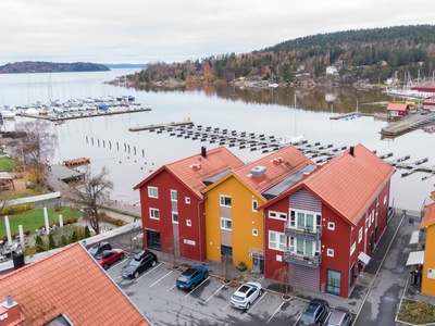 Son sentrum: Flott 4-roms leilighet ved havna - Stor solrik veranda med nydelig sjøutsikt - Heis - 2 garasjeplasser.