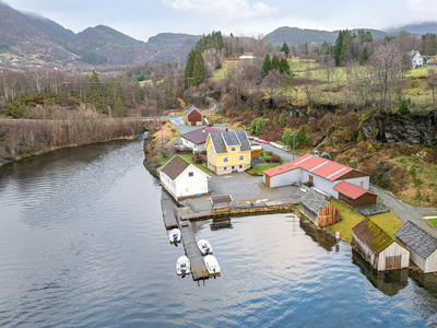 Spennende eiendom med idyllisk beliggenhet. Investeringsobjekt - ferieutleie - 2 Boligbygg med 5 utleiemuligheter, naust