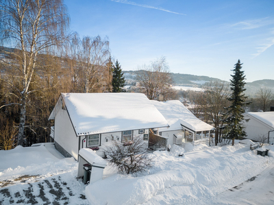 Stor innholdsrik enebolig med behov for renovering. Beliggende i rolig og barnevennlige omgivelser.