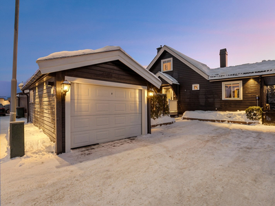 Strøken og påkostet enebolig over 3 plan - Garasje m/elbillader - Solrik terrasse/hage - 2 stuer - Barnevennlig område