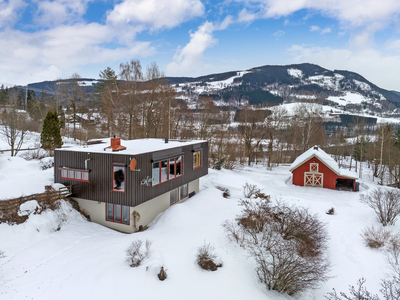 Arkitektonisk fin bolig med 4 soverom og 2 bad. Landlig og rolige omgivelser nær Jorekstad. Godkjent hybelenhet.