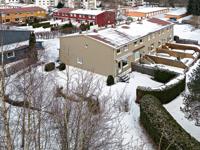 Enderekkehus på LAMBERTSETER innerst på koselig tun - Godt med tomt rundt huset - Pent opparbeidet hage - 3 soverom