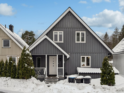 Enebolig i et sentralt og barnevennlig område l 4 soverom | kjellerstue l Garasje | Gode solforhold.